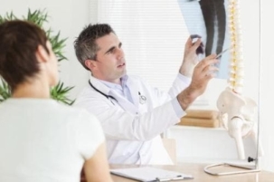 Ο γιατρός εκτελεί μια διάγνωση από εκφυλιστική ασθένεια δίσκων σε μια εικόνα
